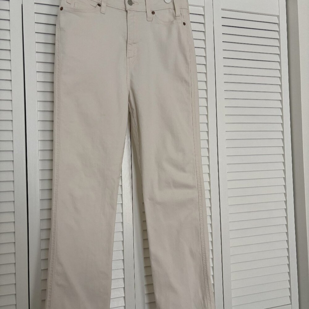 Signature Levi's, Tan- high rise straight leg, Size 4 short. (Sale ends 9/1/25)